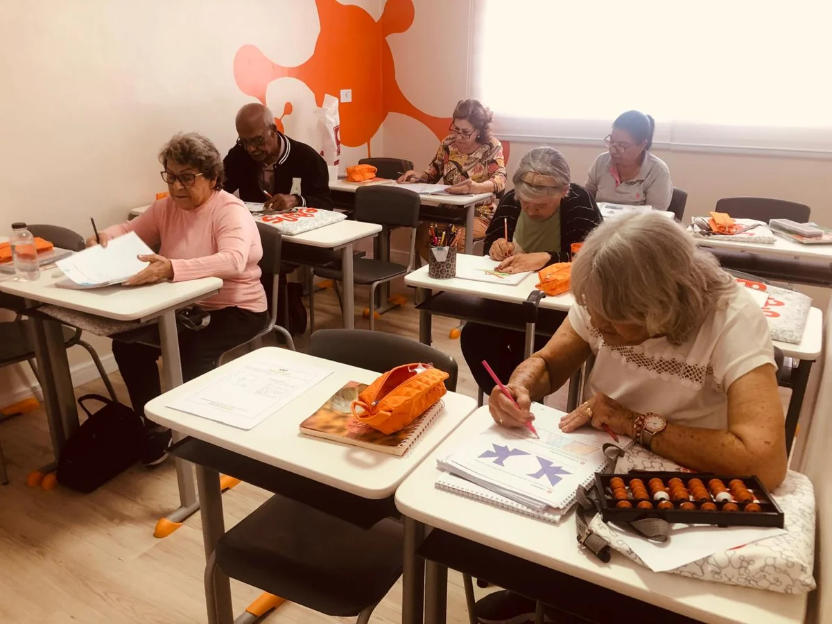 Alunos 60+ em aula de estimulação cognitiva com ábaco e materiais Supera Guarulhos Maia
