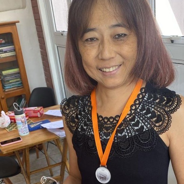 Aluna 60+ feliz na unidade Supera Guarulhos Maia com medalha e troféu
