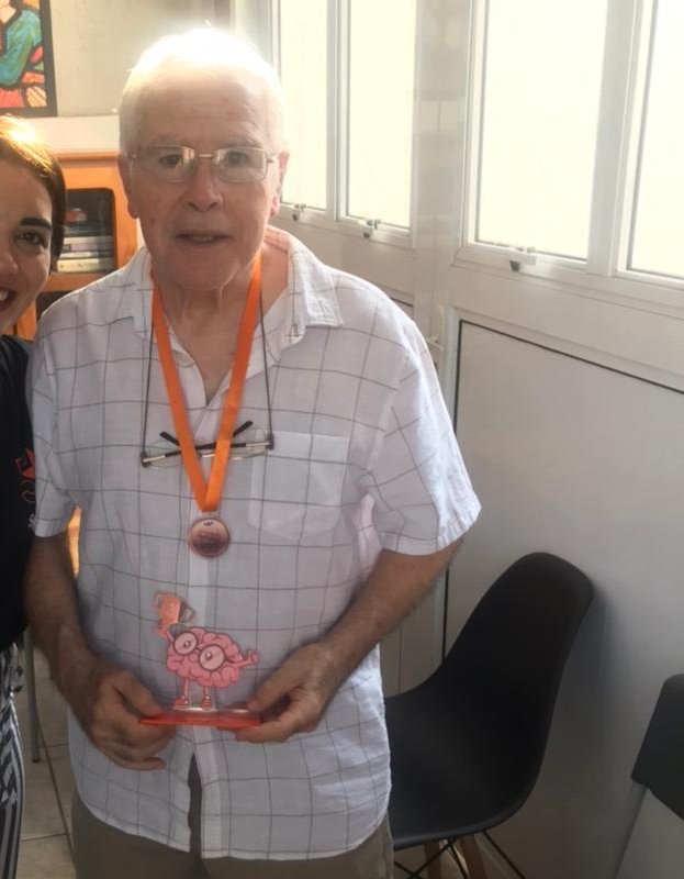 Aluno 80+ feliz com troféu Supera na unidade Guarulhos Maia