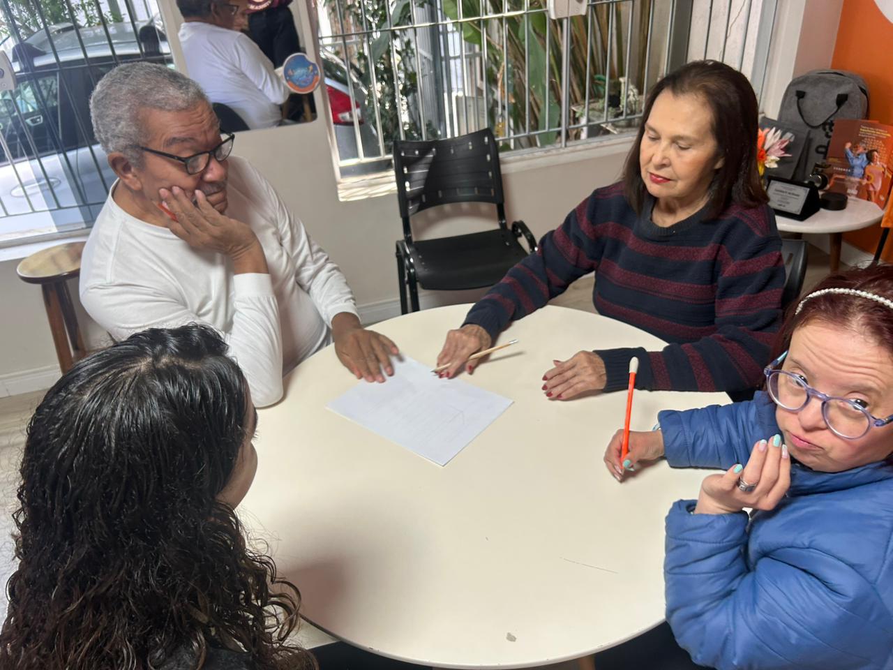 Alunos 60+ em aula de estimulação cognitiva no Supera Guarulhos Maia
